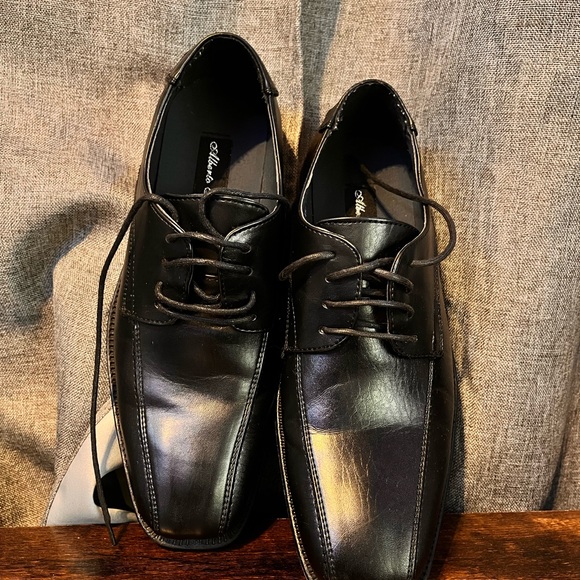 Shoes - Picture 3 of 9